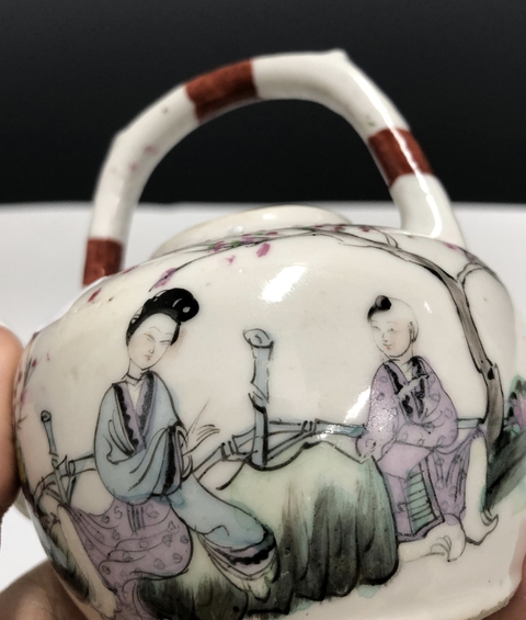 古玩陶瓷民國·粉彩桃花仕女紋提梁壺拍賣,當前價格2369元