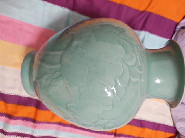 古玩陶瓷青釉刻花瓶真品鑒賞圖