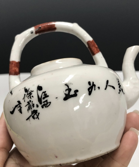 古玩陶瓷民國·粉彩桃花仕女紋提梁壺拍賣,當前價格2369元