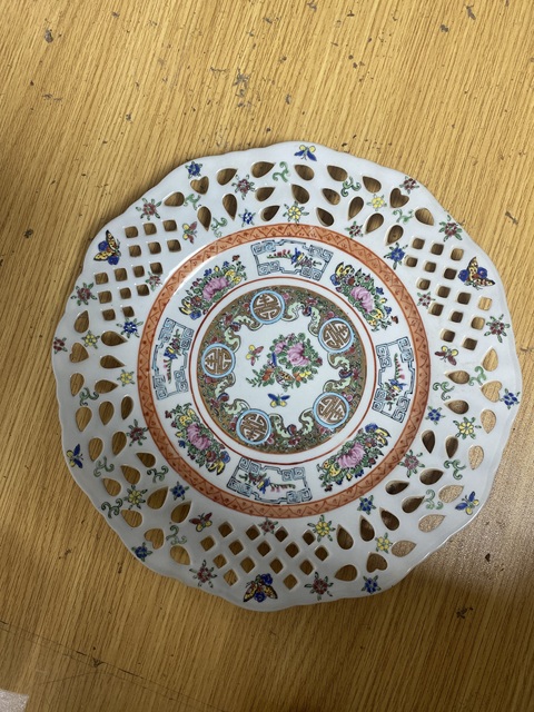 古玩陶瓷廣彩花蝶鏤空盤真品鑒賞圖