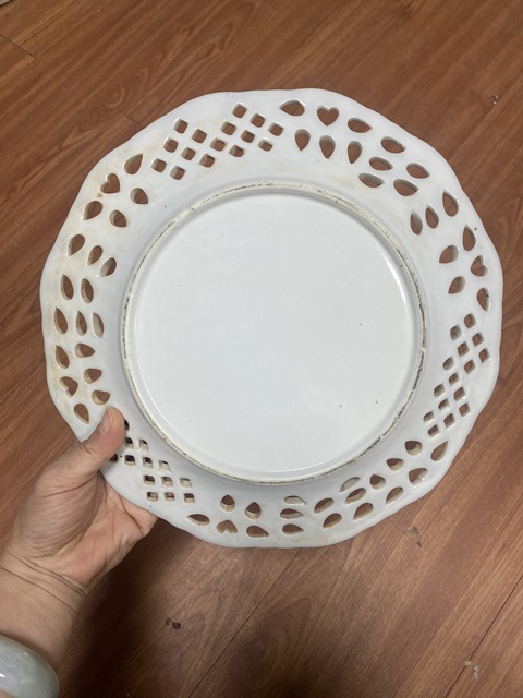 古玩陶瓷廣彩花蝶鏤空盤真品鑒賞圖