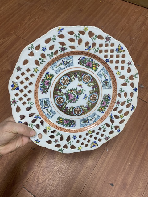 古玩陶瓷廣彩花蝶鏤空盤真品鑒賞圖