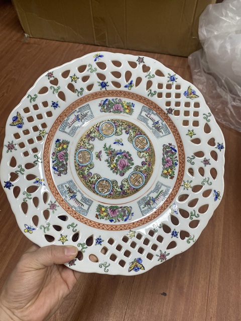 古玩陶瓷廣彩花蝶鏤空盤真品鑒賞圖