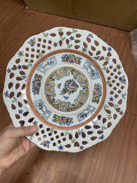 古玩陶瓷廣彩花蝶鏤空盤真品鑒賞圖