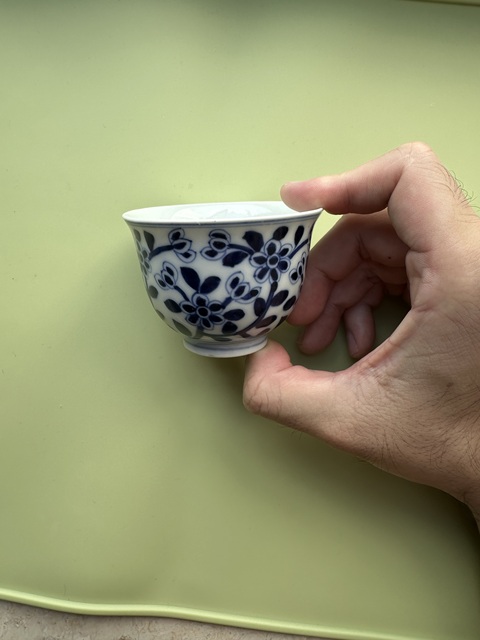 古玩陶瓷日本江戶青花花卉紋杯真品鑒賞圖