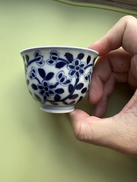 古玩陶瓷日本江戶青花花卉紋杯真品鑒賞圖