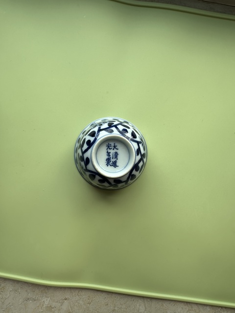 古玩陶瓷日本江戶青花花卉紋杯真品鑒賞圖
