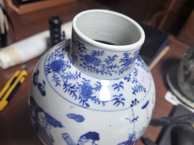 古玩陶瓷市井人物紋青花雞腿蓋瓶真品鑒賞圖