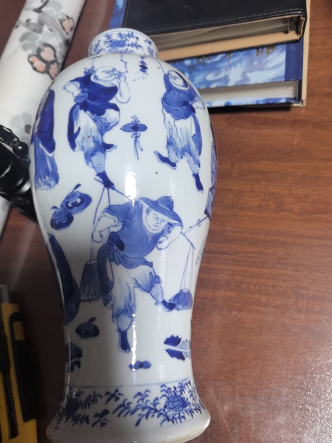 古玩陶瓷市井人物紋青花雞腿蓋瓶真品鑒賞圖