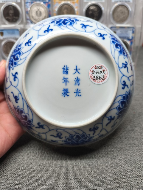 古玩陶瓷青花纏枝花卉紋臥盤真品鑒賞圖