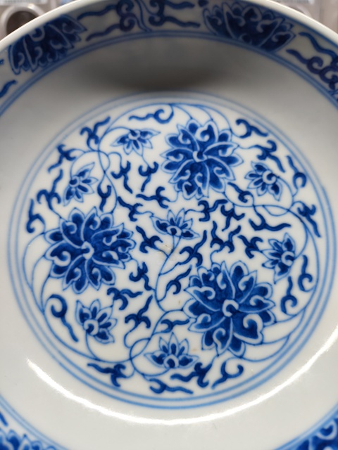 古玩陶瓷青花纏枝花卉紋臥盤真品鑒賞圖