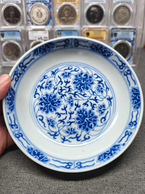 古玩陶瓷青花纏枝花卉紋臥盤真品鑒賞圖