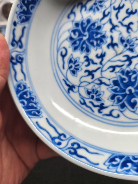 古玩陶瓷青花纏枝花卉紋臥盤真品鑒賞圖