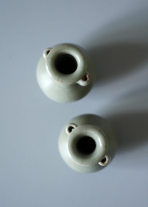 古玩陶瓷龍泉窯貫耳小瓶一對真品鑒賞圖