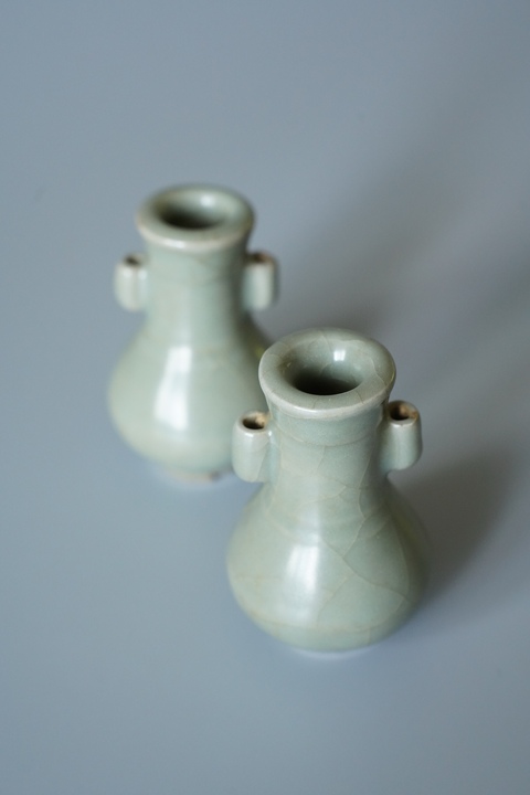 古玩陶瓷龍泉窯貫耳小瓶一對真品鑒賞圖