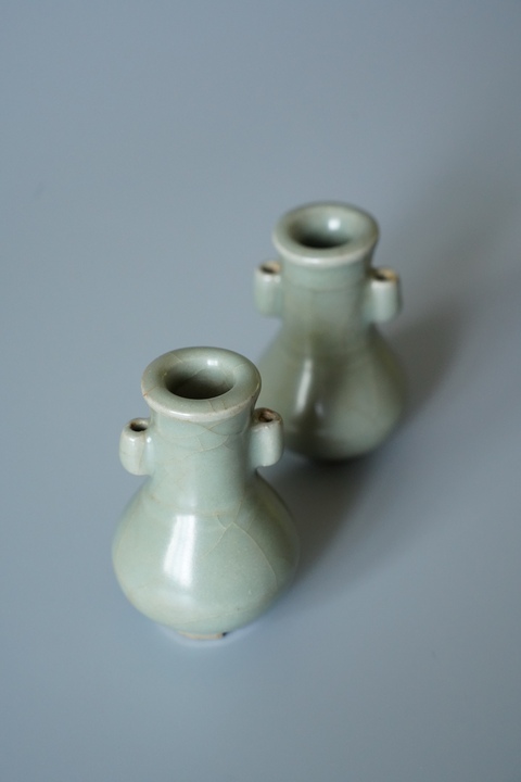 古玩陶瓷龍泉窯貫耳小瓶一對真品鑒賞圖