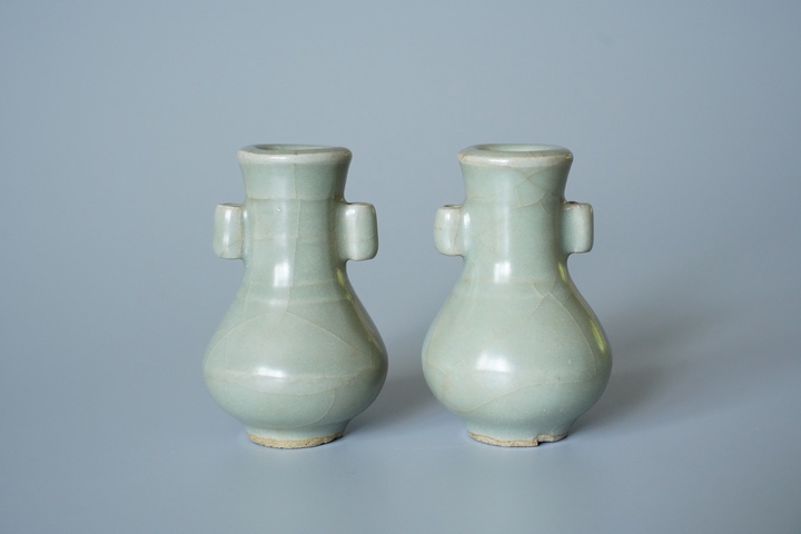 古玩陶瓷龍泉窯貫耳小瓶一對真品鑒賞圖