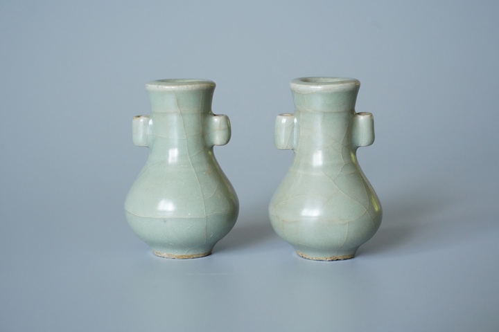 古玩陶瓷龍泉窯貫耳小瓶一對真品鑒賞圖