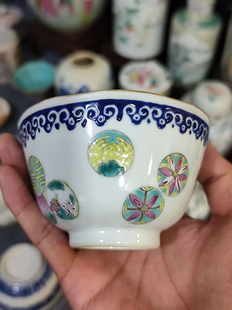 古玩陶瓷同治粉彩皮球花紋飾杯真品鑒賞圖