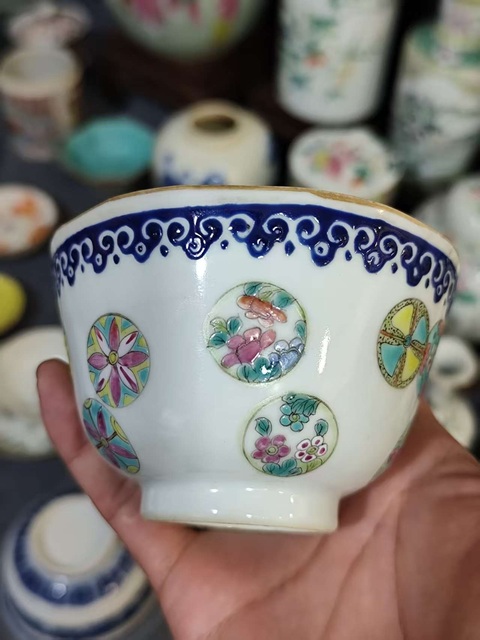 古玩陶瓷同治粉彩皮球花紋飾杯真品鑒賞圖
