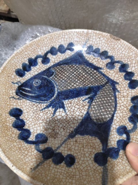 古玩陶瓷哥釉地青花釉里紅魚藻紋盤真品鑒賞圖