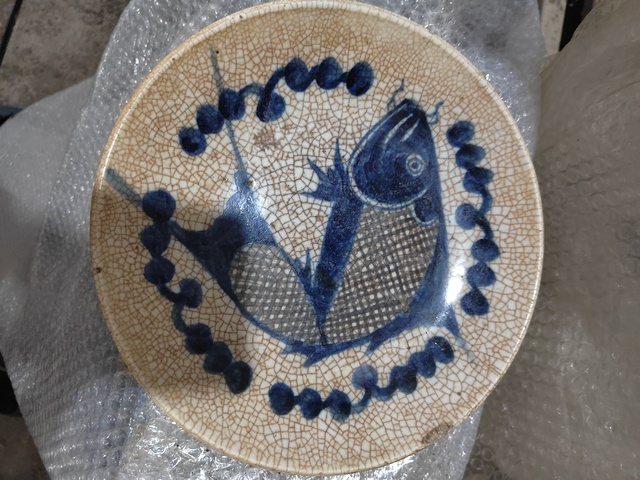 古玩陶瓷哥釉地青花釉里紅魚藻紋盤真品鑒賞圖