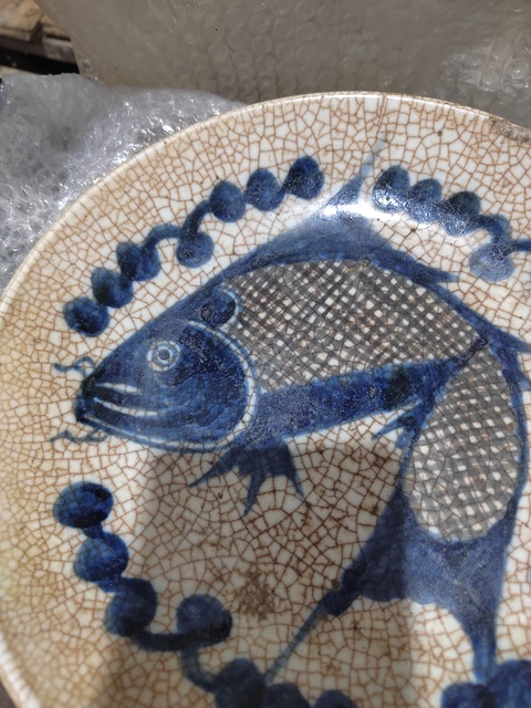 古玩陶瓷哥釉地青花釉里紅魚藻紋盤真品鑒賞圖