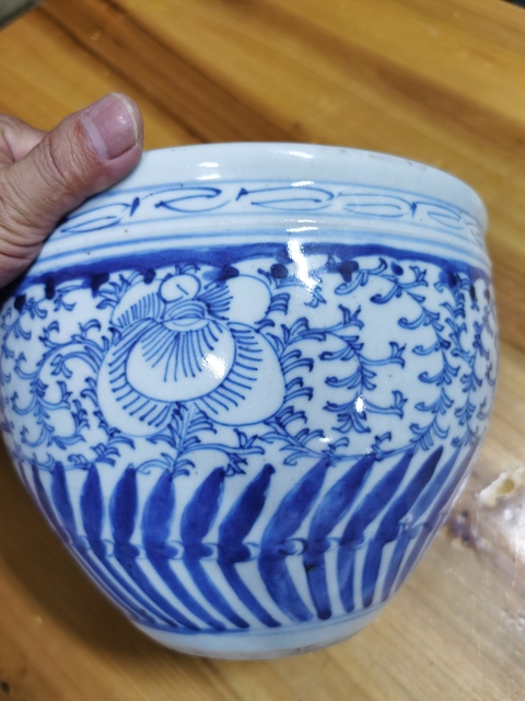 古玩陶瓷花卉紋青花缸真品鑒賞圖