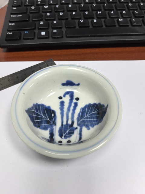 古玩陶瓷日本江戶青花花蝶紋盤真品鑒賞圖