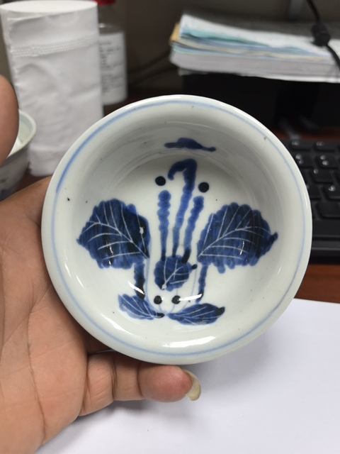 古玩陶瓷日本江戶青花花蝶紋盤真品鑒賞圖