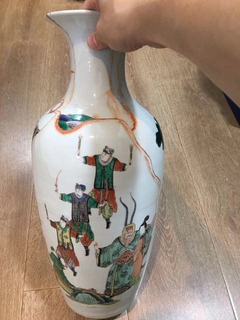 古玩陶瓷人物紋五彩瓶真品鑒賞圖