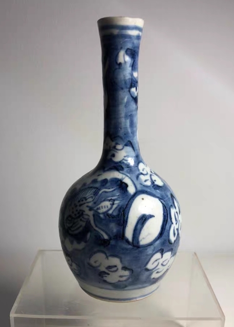 古玩陶瓷龍紋青花長(zhǎng)頸瓶真品鑒賞圖