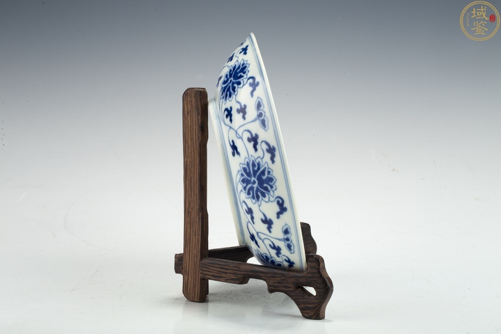 古玩陶瓷青花纏枝花卉紋盤真品鑒賞圖