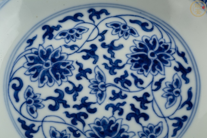 古玩陶瓷青花纏枝花卉紋盤真品鑒賞圖