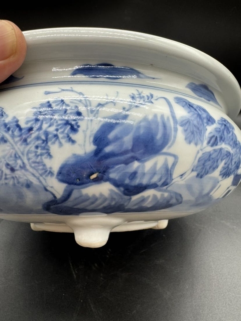 古玩陶瓷德化窯青花山水紋三足香爐真品鑒賞圖