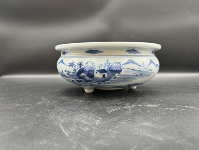 古玩陶瓷德化窯青花山水紋三足香爐真品鑒賞圖