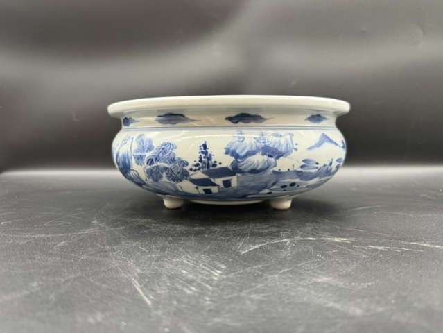 古玩陶瓷德化窯青花山水紋三足香爐真品鑒賞圖
