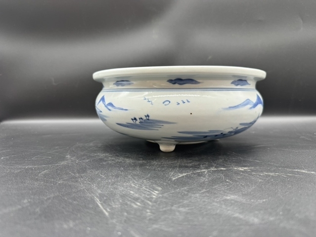 古玩陶瓷德化窯青花山水紋三足香爐真品鑒賞圖