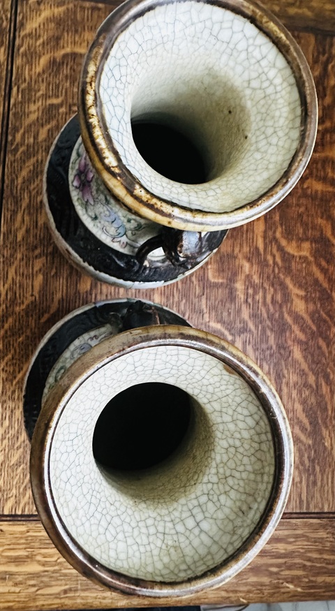 古玩陶瓷哥釉地鐵銹釉人物紋粉彩瓶真品鑒賞圖