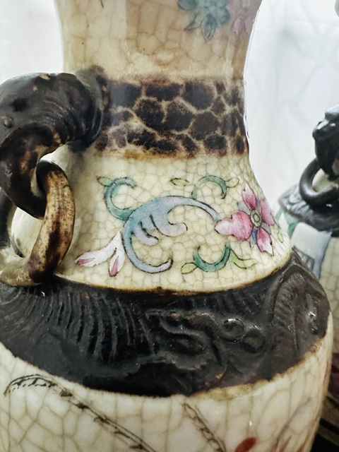 古玩陶瓷哥釉地鐵銹釉人物紋粉彩瓶真品鑒賞圖