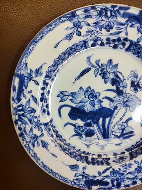 古玩陶瓷花卉紋青花盤真品鑒賞圖