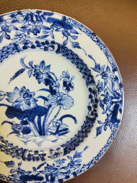 古玩陶瓷花卉紋青花盤真品鑒賞圖