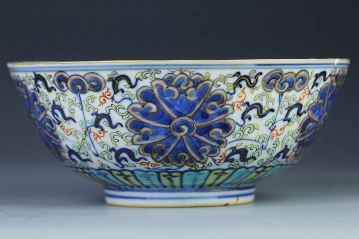 古玩陶瓷青花加彩纏枝花卉碗真品鑒賞圖