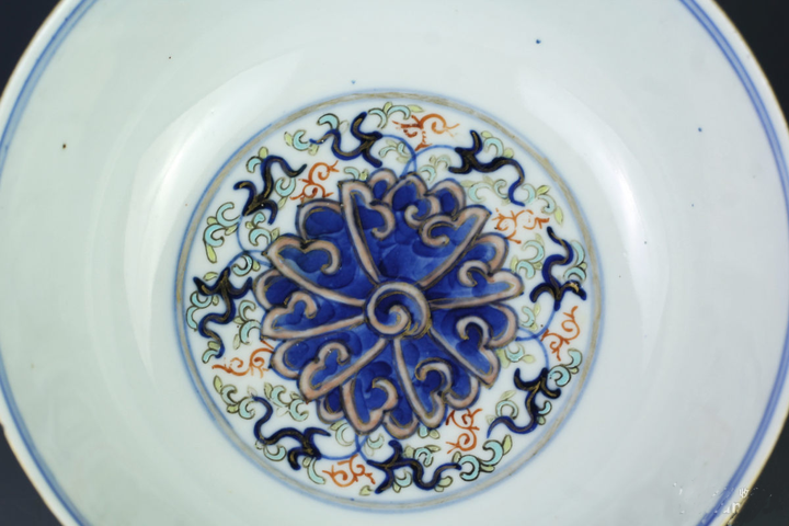 古玩陶瓷青花加彩纏枝花卉碗真品鑒賞圖