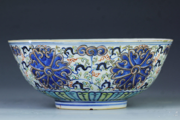 古玩陶瓷青花加彩纏枝花卉碗真品鑒賞圖