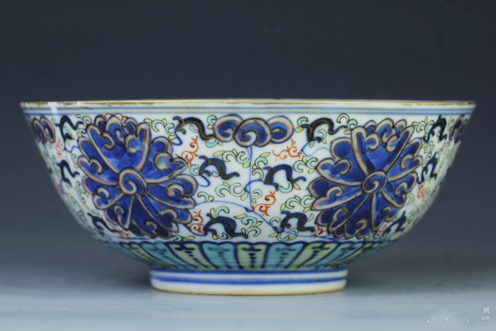 古玩陶瓷青花加彩纏枝花卉碗真品鑒賞圖