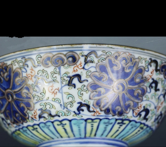 古玩陶瓷青花加彩纏枝花卉碗真品鑒賞圖