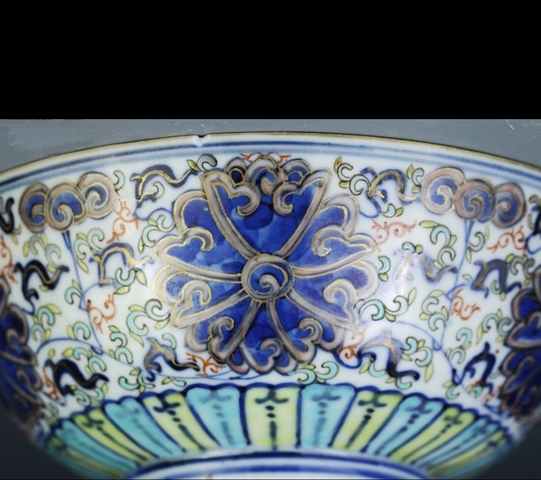 古玩陶瓷青花加彩纏枝花卉碗真品鑒賞圖