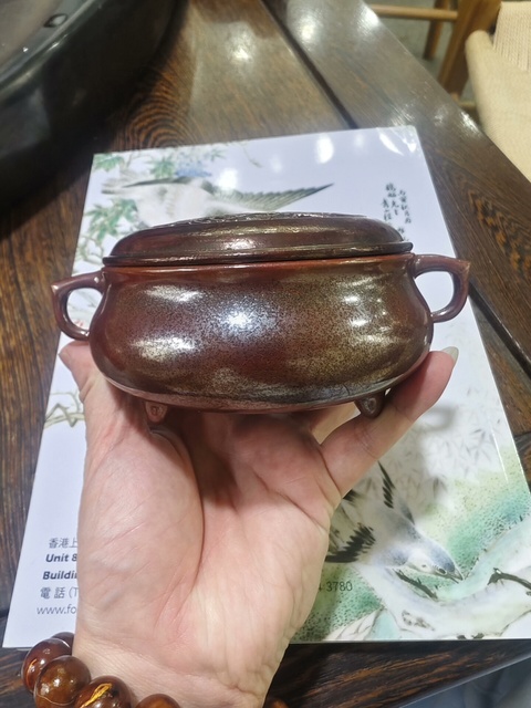 古玩陶瓷紅釉三足雙耳爐真品鑒賞圖