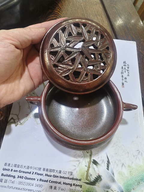 古玩陶瓷紅釉三足雙耳爐真品鑒賞圖